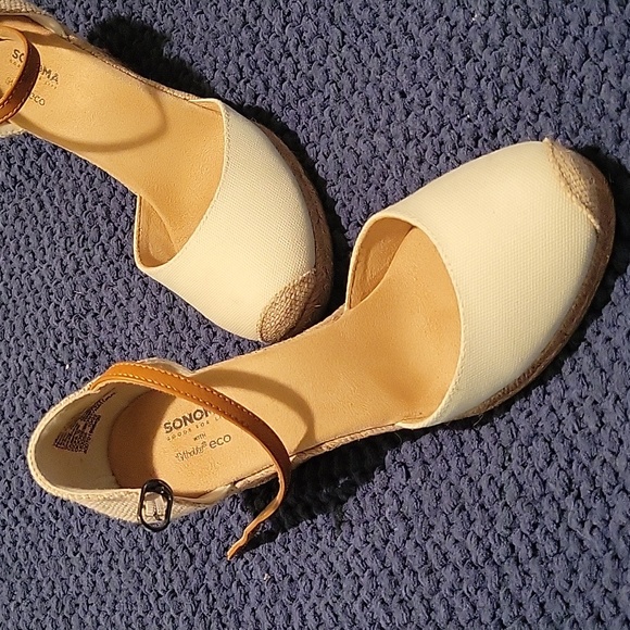 Sandals - Picture 2 of 3